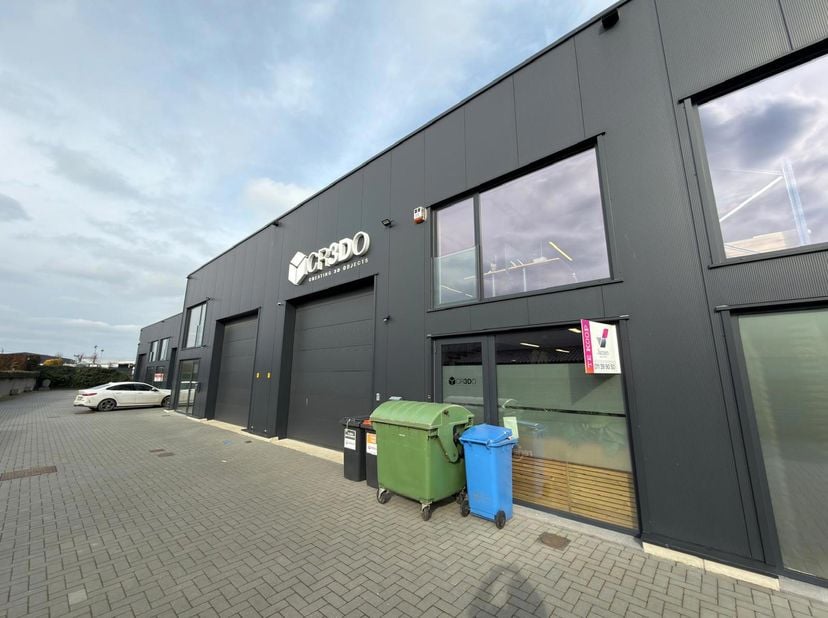 TE KOOP Alken: KMO-unit met kantoren<br />
Recent bedrijfsgebouw (272m²) met 2 parking (P8 &amp;amp; P22), gelegen op het industrieterrein "De Kolmen", me