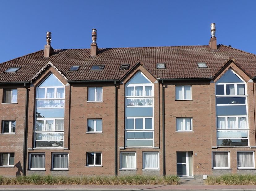 Ontdek het comfort en de praktische indeling van dit instapklaar, gelijkvloers appartement in Zomergem. <br />
Perfect voor wie op zoek is naar een en