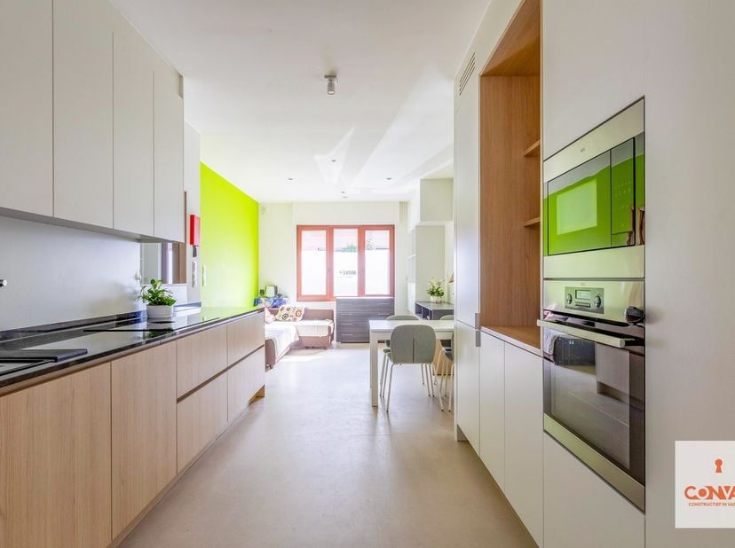 De ruime woning bevindt zich in een aangename en rustige straat, op korte afstand van het bruisende centrum van Gent. Binnen handbereik vind u vlotte