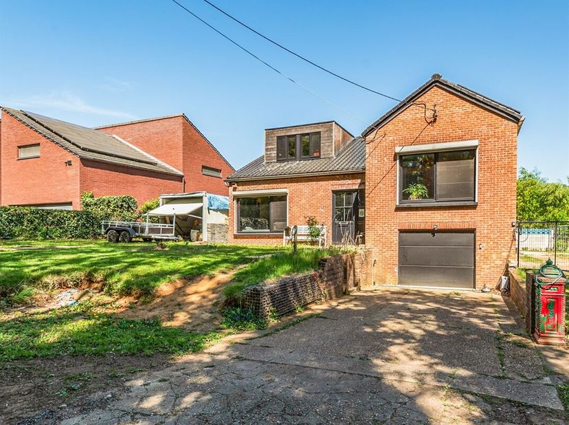 Cette maison à deux niveaux est située à Paal, dans une région unique et boisée où la tranquillité et l'accessibilité vont de pair. Vous profiterez ic
