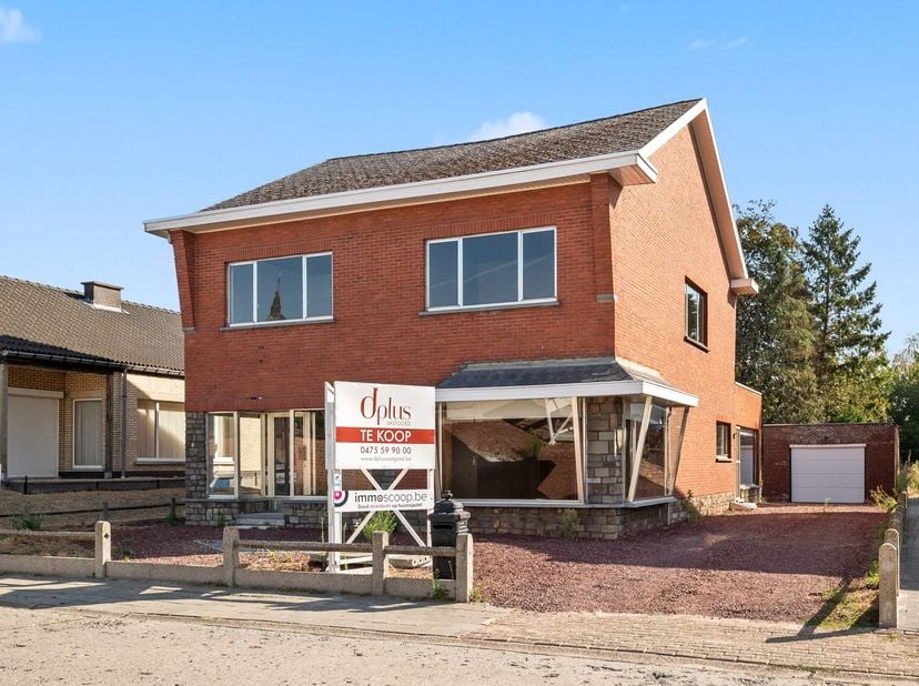 Op zoek naar een woning met ruimte, potentieel en de mogelijkheid om volledig naar eigen smaak te renoveren? Deze vrijstaande woning, gelegen in een r