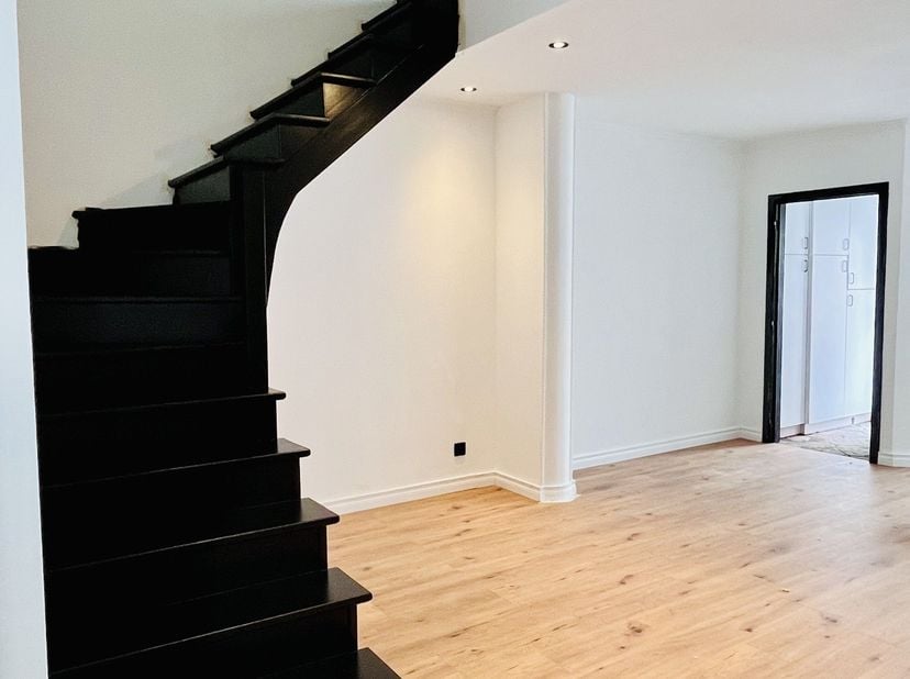 Unieke gerenoveerde stadswoning, geniet van alle voordelen van de stad op een rustige ligging.<br />
<br />
We betreden de woning via de inkomhal voor