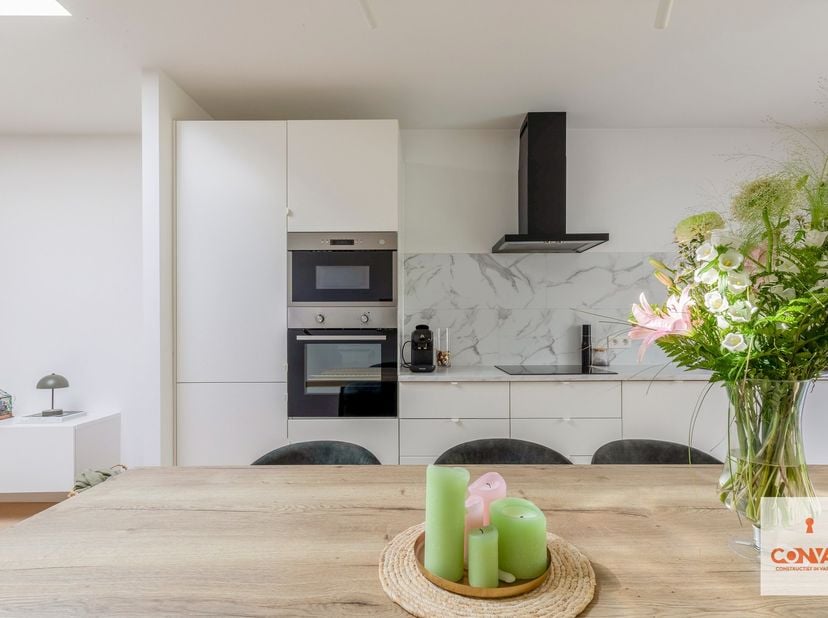 Deze recent gerenoveerde woning bevindt zich in een rustige straat met eenrichtingsverkeer, op wandelafstand van het centrum, grootwarenhuizen en scho