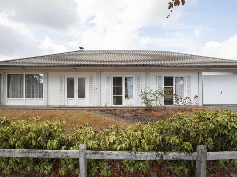VRIJSTAANDE BUNGALOW MET 3 SLAAPKAMERS -<br />
Op een rustige locatie in Lovendegem vindt u deze vrijstaande bungalow met garage en tuin op een percee
