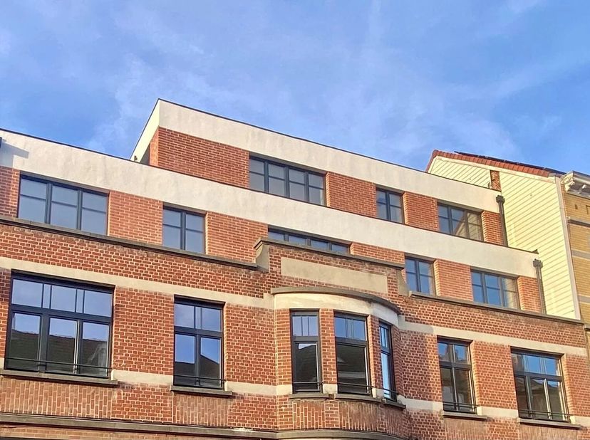 Victoire Junot heeft het genoegen u dit nieuwbouwappartement met 1 slaapkamer, doorzon en terras aan te bieden, samengesteld als volgt:<br />
De inkom
