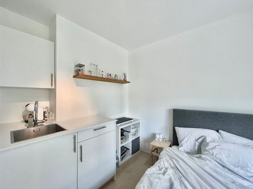 ENKEL STUDENTEN - STUDENTS ONLY (VOOR BEZICHTIGING BEL +32 384 14 14)<br />
Gemeubelde studentenkamer met kitchenette en ensuite badkamer (let op: elk