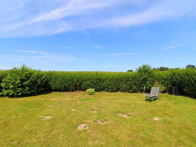 TERVUREN, idéalement situé à proximité du parc de Tervuren et de la British School, belle MAISON (4Ch/1Sdb/1Sdd) de plein pied de ± 175 m² avec terras