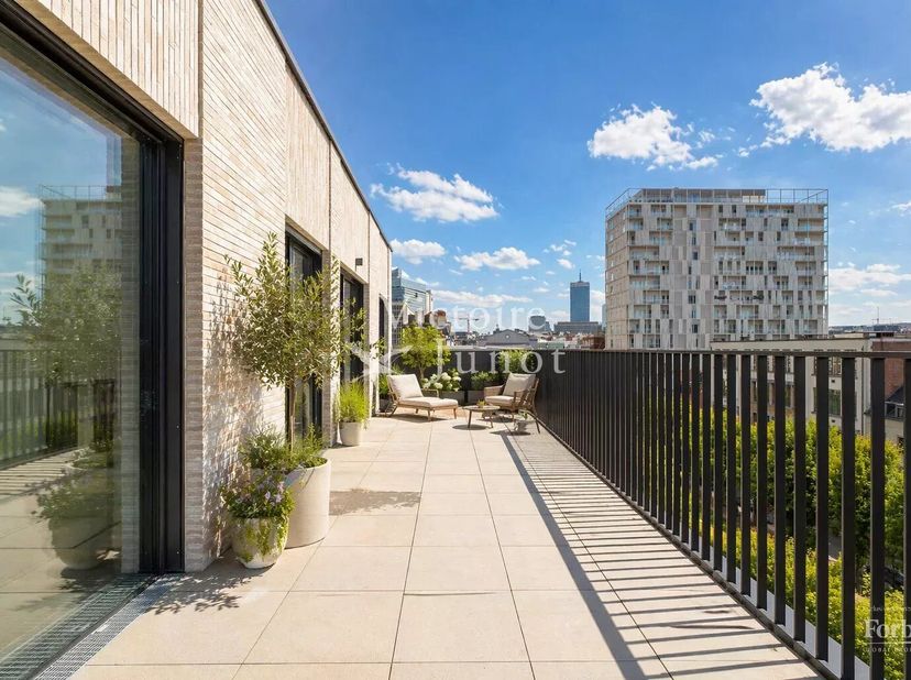 Project "UNIQ" A61 - 197 m² - terrace 69,5 m²<br />
Victoire-Junot stelt u dit prachtige 3 slaapkamer penthouse voor - met een mooi terras rondom het