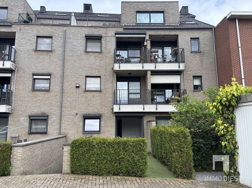 Op zoek naar comfortabel en energiezuinig wonen op een topligging in het centrum van Halen? Dit gelijkvloers appartement aan de Doelstraat 43 bus 2 co