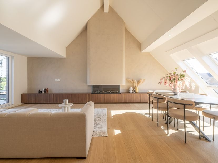 Ontdek dit uitzonderlijke, volledig gerenoveerde penthouse (2026) op de bovenste verdieping van een stijlvolle residentie aan de Stadsomvaart in Hasse