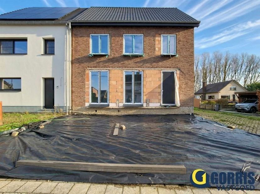 Ruime casco woning (1972) op een strategisch gelegen hoekperceel, vlak bij het dorpscentrum, scholen, winkels en openbaar vervoer. Dankzij de commerci