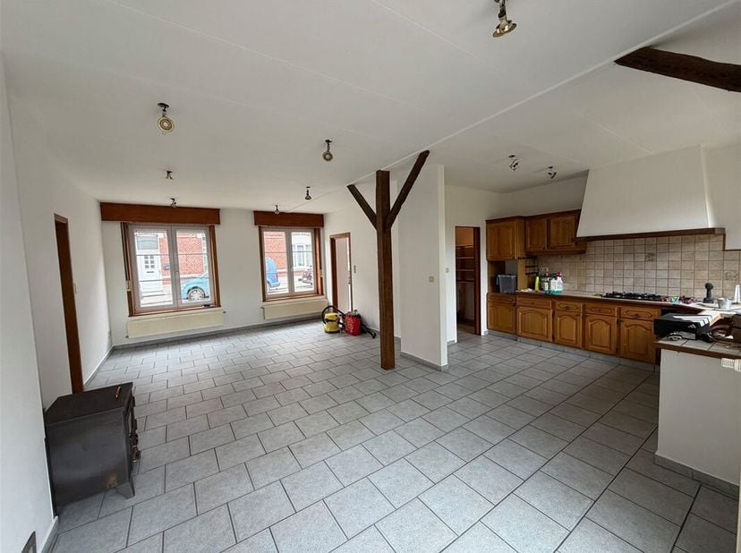 Mooi huis met 3 slaapkamers, 2 badkamers, een terras en een tuin; gelegen vlak bij het centrum van Péruwelz. <br />
Deze gelijkvloerse woning bestaat