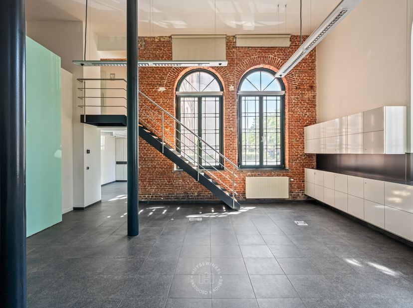 In de iconische Lousbergssite aan de gelijknamige F. Lousbergskaai bevindt zich deze karaktervolle kantoorruimte van ca. 147 m², waar authentieke arch