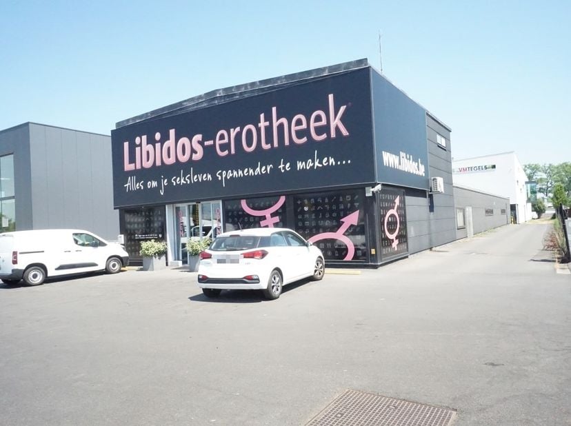 GROOT HANDELSPAND gelegen langs de drukke GASTON ROELANDTSSTRAAT, met verschillende baanwinkels als Impermo, Lidl, Action, Hubo, Jysk,... Indeling: ge