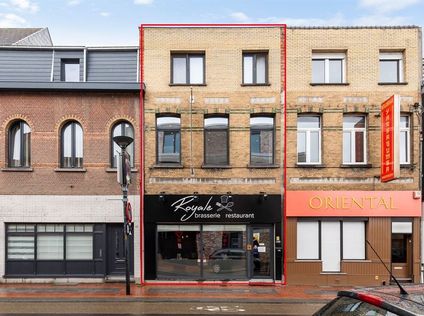 Instapklaar handelspand en ruim duplex appartement<br />
Ligging: <br />
Gelegen in de Statiestraat te Zwijndrecht, op een commerciële en goed bereikb