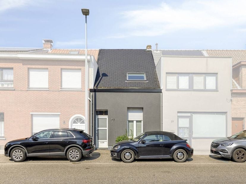Bent u op zoek naar een instapklaar huis te koop in Schoten? Dit energiezuinige huis in de centrale Kruiningenstraat biedt een unieke kans om een kwal