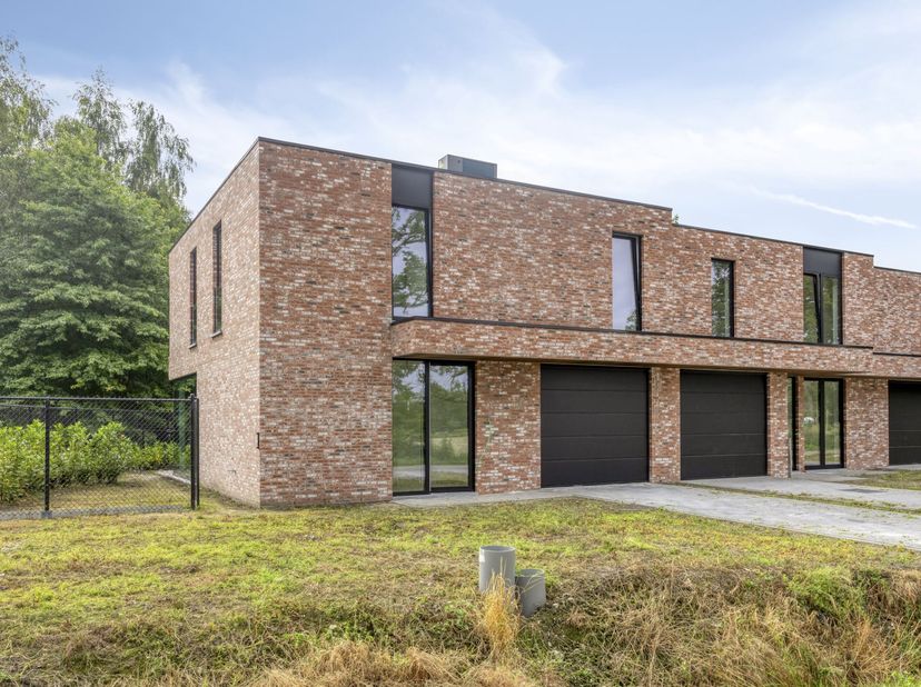 Ben je op zoek naar een instapklare BEN-nieuwbouwwoning met 4 slaapkamers in Hasselt? Dan is deze stijlvolle gezinswoning in de Zestienbundersstraat z