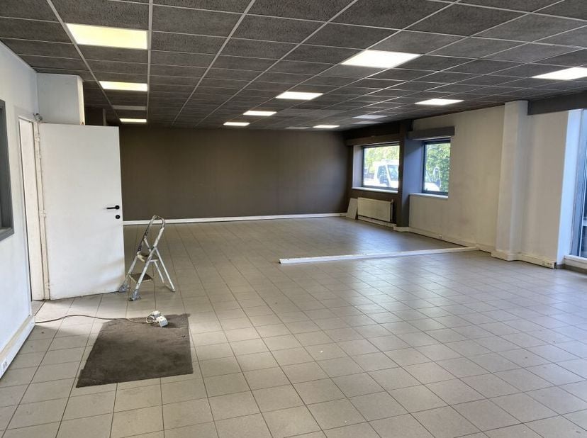 Dit instapklare kantoor biedt je een professionele werkplek op een van de meest zichtbare locaties aan de Antwerpse Ring. De lichte en ruime indeling