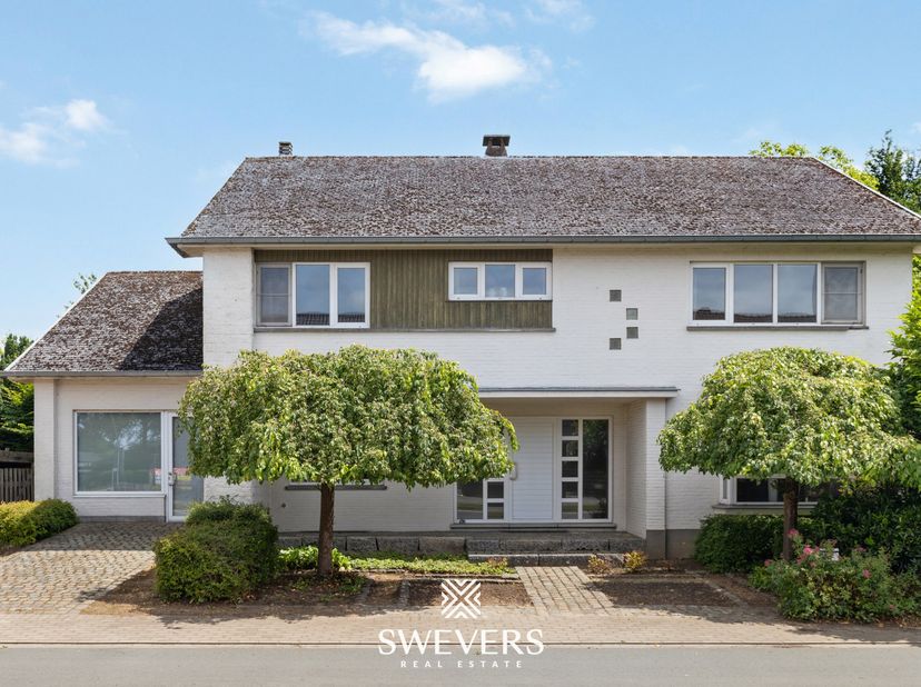 Voor meer info en foto’s, surf naar www.swevers.be – Deze ruime open bebouwing aan de Grote Baan 376 in Houthalen-Helchteren combineert karakter, woon