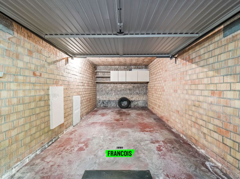 Ce box garage se situe dans un complexe de stationnement au cur du quartier Belle Epoque à Ostende. Dans les environs se trouvent de nombreux commerce