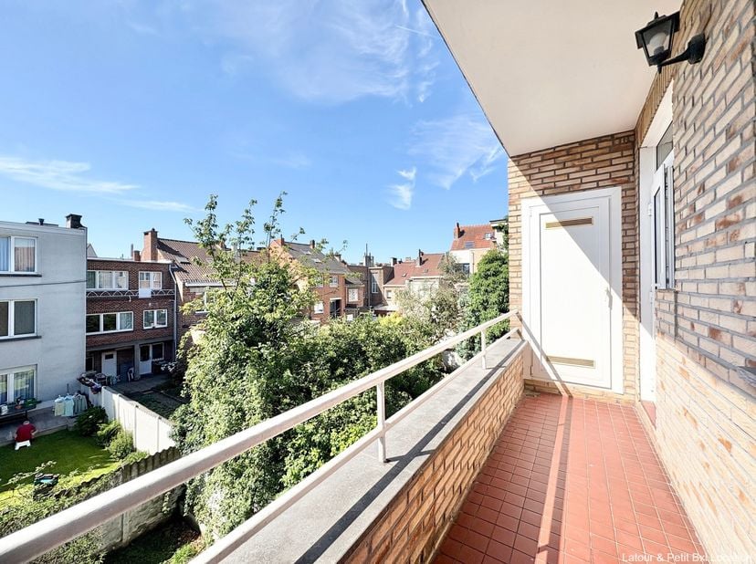 EVERE, vlak bij de NAVO en alle voorzieningen. Mooi gerenoveerd APPARTEMENT (1 slpk./1 douchekamer) van 77 m² met balkon. Gelegen op de 2e verdieping
