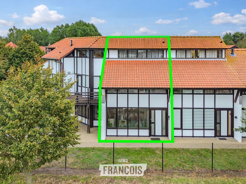 Deze instapklare vakantiewoning is gelegen op erfpacht in het vakantiepark Duinengolf in Westende Bad. Dankzij de rustige ligging, de praktische indel
