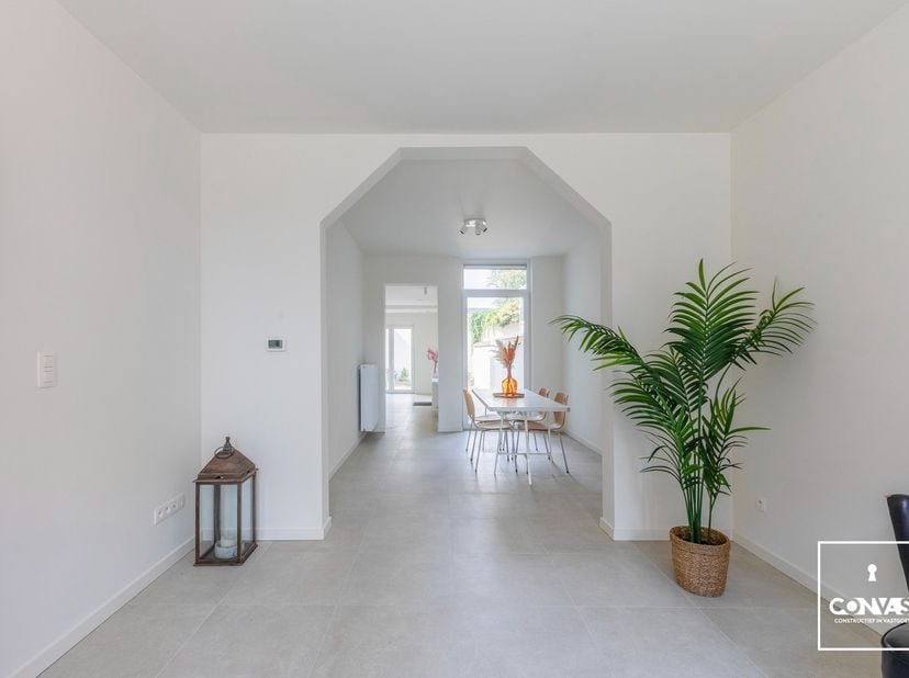 Deze volledig gerenoveerde woning met vier ruime slaapkamers is gelegen op een leuke locatie te Mariakerke en op fietsafstand van het Gentse stadcentr