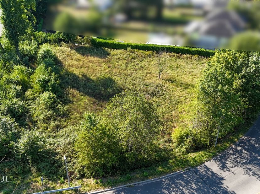 Deze ruime bouwgrond, gelegen te Lombeekstraat in Essene (Affligem), biedt een unieke kans om jouw open bebouwing te realiseren op een goed bereikbare