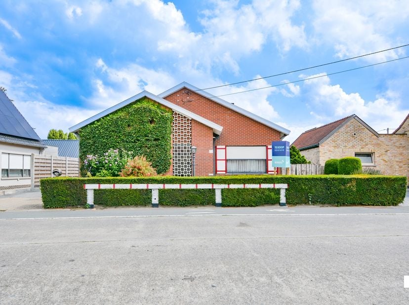 Ontdek deze te renoveren, gelijkvloerse woning op een perceel van 1.220 m² langs de verbindingsweg tussen Hooglede en Kortemark. De bewoonbare oppervl