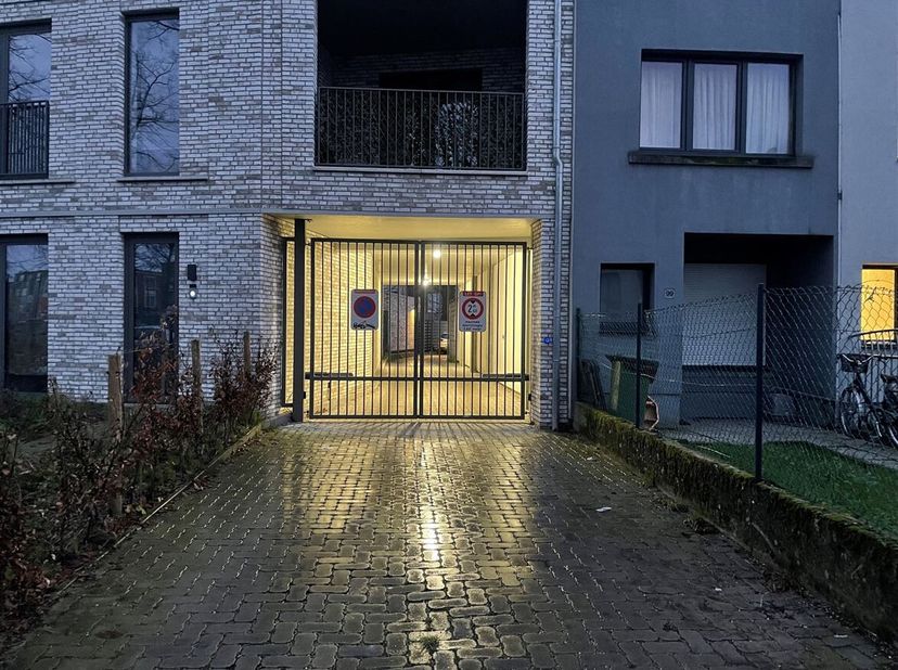 GESLOTEN GARAGEBOX OP TOPLOCATIE!<br />
Ligging: Gelegen op een gunstige locatie.<br />
Kortom: Ideaal voor buurtbewoners of als opslagplaats!<br />
E