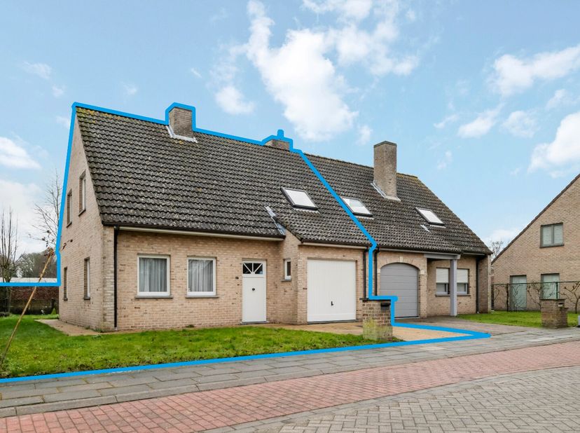 SINT-KRUIS - PRIX DE DÉPART - VALEURS FIXES : Maison semi-ouverte prête à emménager (3 à 4 chambres) avec GARAGE et JARDIN environnant. Superficie tot