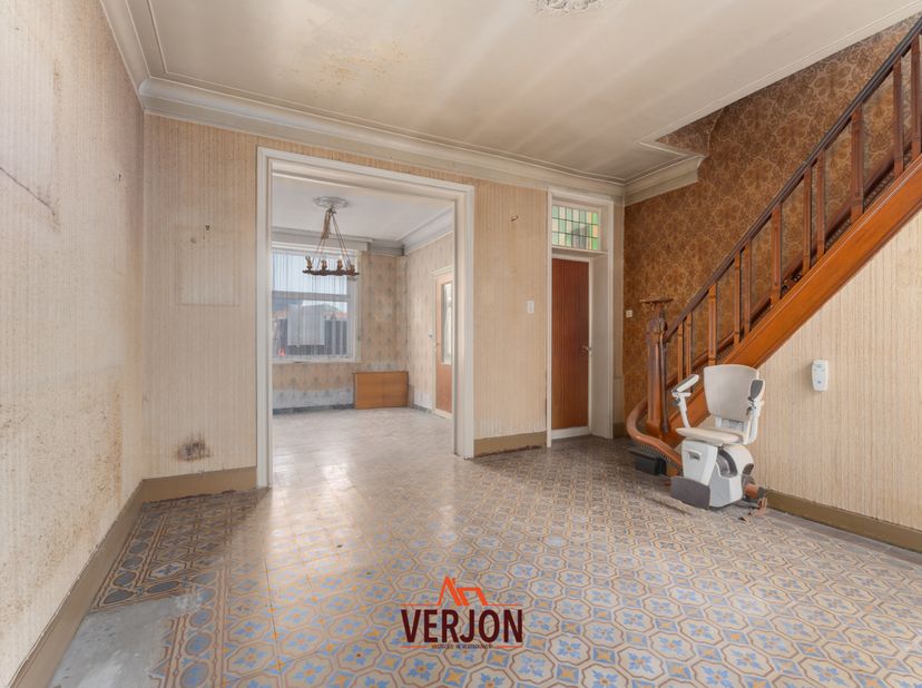 Dicht bij het centrum van Ardooie bevindt zich deze woning op een perceel van 693 m², met een woonoppervlakte van 133 m². Het pand kan volledig naar e
