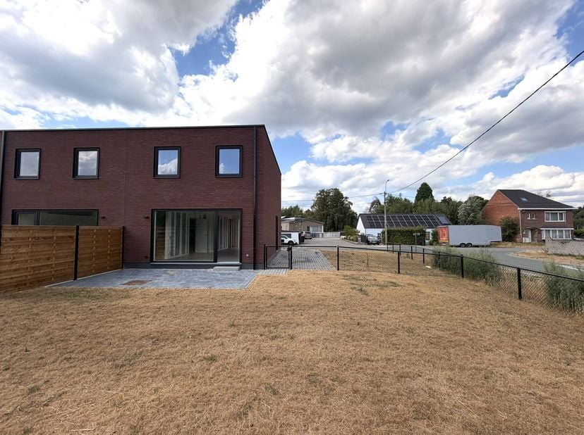 Ben je op zoek naar een splinternieuw, duurzaam en modern huis in Limburg? Deze woning in Leopoldsburg combineert hedendaags wooncomfort met een uitst