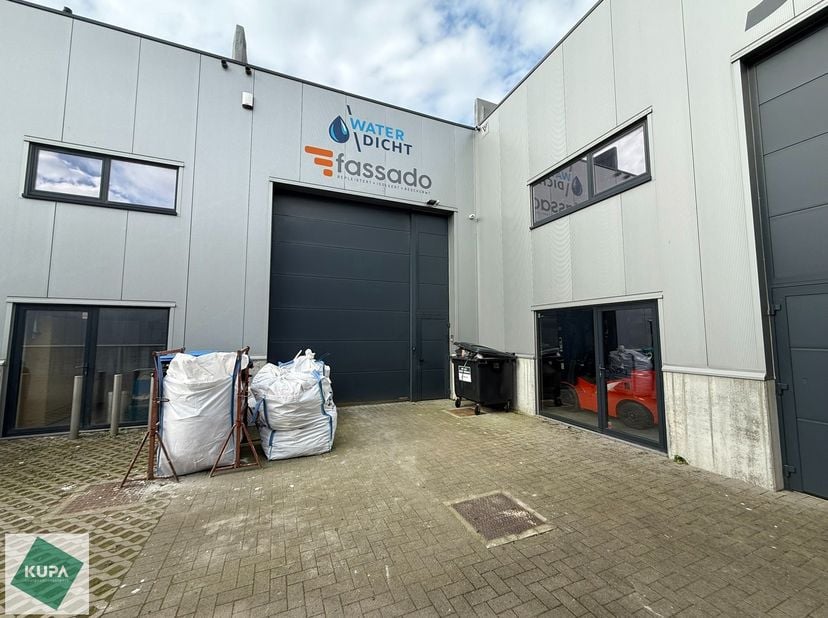 Moderne KMO-unit van 220 m² met twee bovengrondse parkeerplaatsen. De unit bevindt zich op 4 kilometer van de afrit E40 Affligem.<br />
<br />
Het mag
