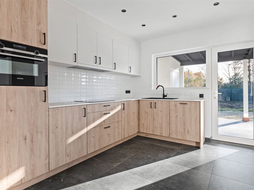 Deze jaren 70 woning werd volledig gestript en heropgebouwd tot een hedendaagse gezinswoning met het comfort van nieuwbouw. Structuur, technieken en a