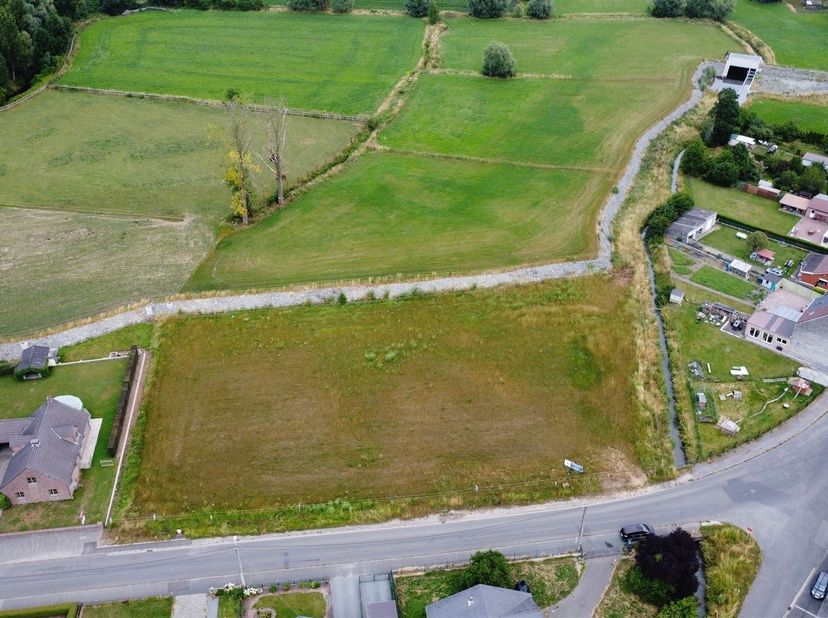 Splendide terrain de 14 ares à Deux-Acren <br />
<br />
Sur près de 28 mètres de large et 57 de profondeur, ce large terrain en zone d'habitat à car