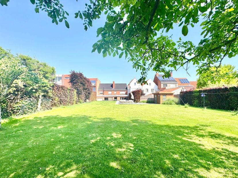 ENERGIEZUINIGE WONING MET POLYVALENTE / COMMERCIELE RUIMTE | 5 KAMERS | DUBBELE GARAGE | TUIN | ZWEMBAD | 1.055 M²<br />
Deze bredegevelwoning, type v