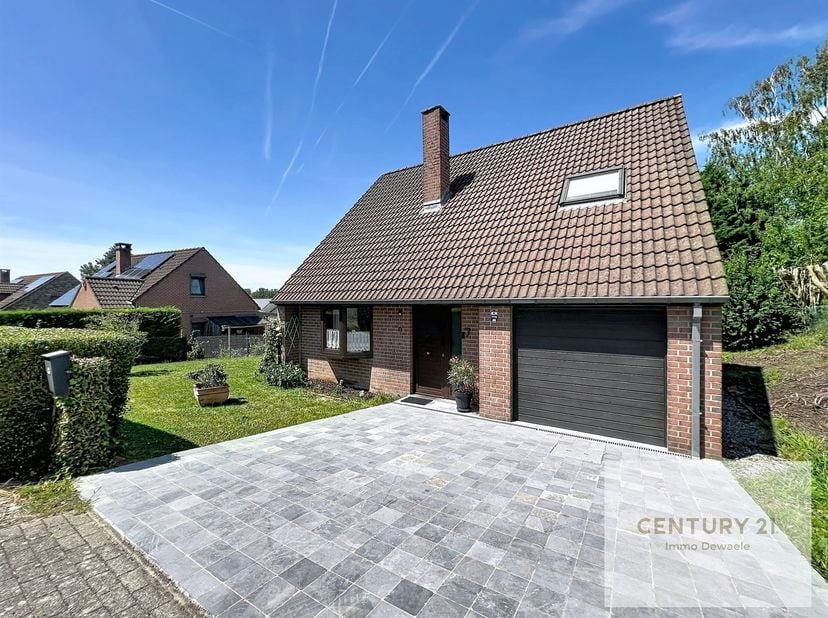 Century 21 Immo Dewaele est ravi de vous présenter cette villa 4 façades sur son terrain de 6,69 ares. Situé dans un quartier résidentiel paisible tou