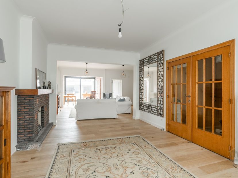 ALGEMEEN:<br />
<br />
Woning met 7 slaapkamers en 3 garages op wandelafstand van Hasselt centrum.&amp;nbsp;<br />
<br />
INDELING:<br />
<br />
Gelijkvlo