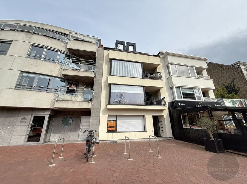 Dit appartement is gelegen op een zeer centrale ligging, overkant treinstation en tramstation, vlak aan allerlei winkels, horeca, diverse faciliteiten