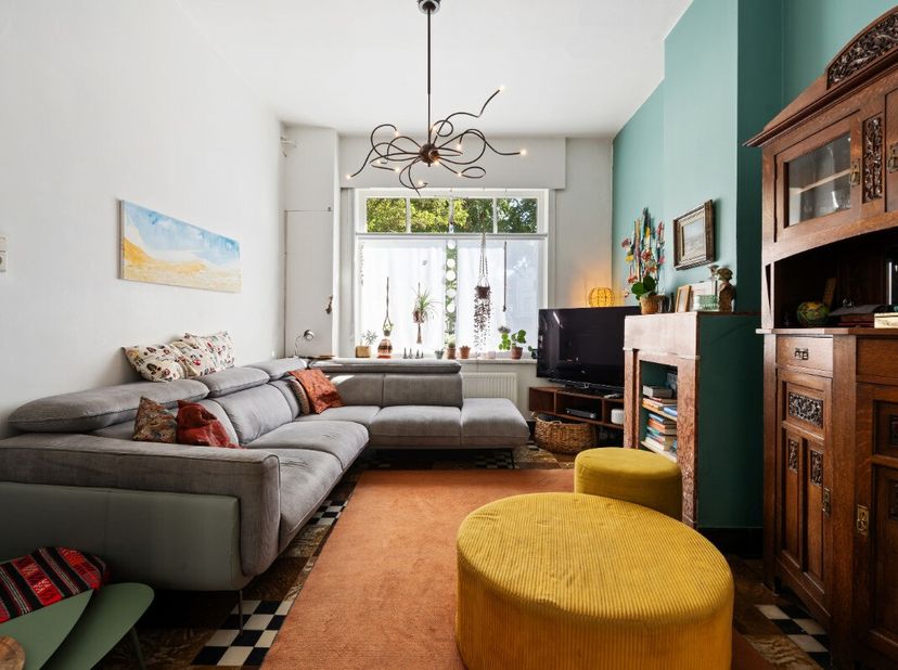Charmante karakterwoning in Oostende, gelegen in een residentiële en groene omgeving nabij scholen, openbaar vervoer en park. Deze authentieke woning
