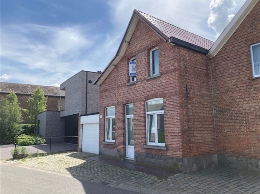 Woning met inpandige garage te centrum Putte. <br />
De woning is gelegen in de Daliastraat 7 te Putte, in een aangename en rustige woonomgeving. Wink
