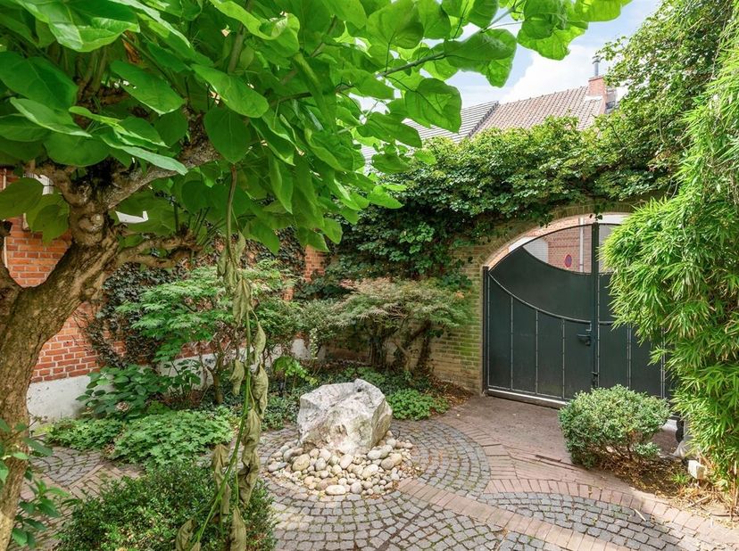Zeer ruime woning met 5 slaapkamers, praktijkmogelijkheden en gezellige binnentuin<br />
Ligging<br />
Deze woning is gelegen in een rustige straat in