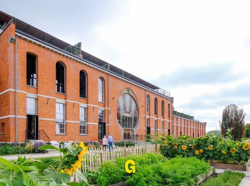 Dit stijlvolle luxueuze loftappartement met twee slaapkamers en een royale bewoonbare oppervlakte van 138 m² is gelegen in Nerem, in de gekende en geg