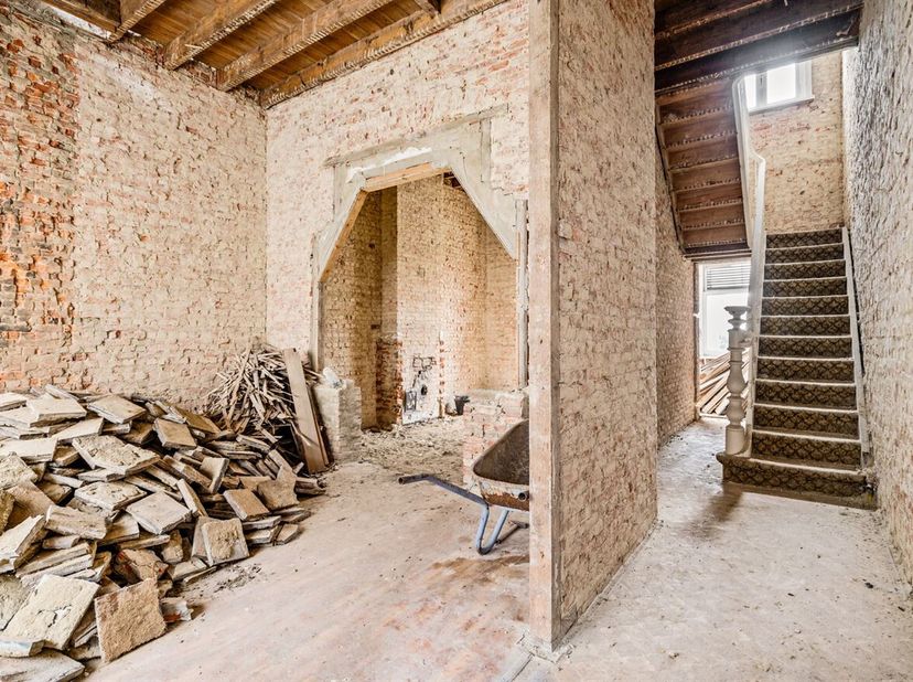 Te renoveren woning met tuin op een toplocatie in Herentals<br />
 Deze woning dateert van 1918 en werd volledig gestript.<br />
 Ligging: De woning i