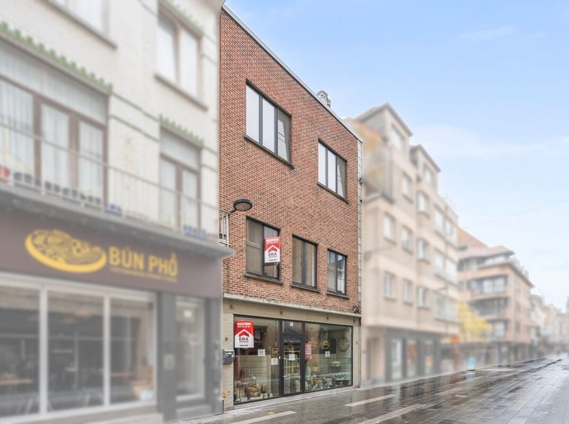 Blankenberge: Ideaal gelegen handelspand met instapklare woonst op een toplocatie tussen de Markt en de winkelstraat. Dankzij de uitstekende ligging i