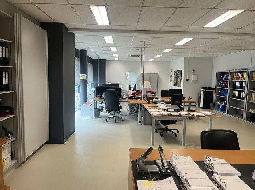 - openspace 280m² <br />
- over Kinepolis in de Haven van Antwerpen.<br />
- parkeerplaatsen (bij te huren)<br />
Per direct beschikbaar