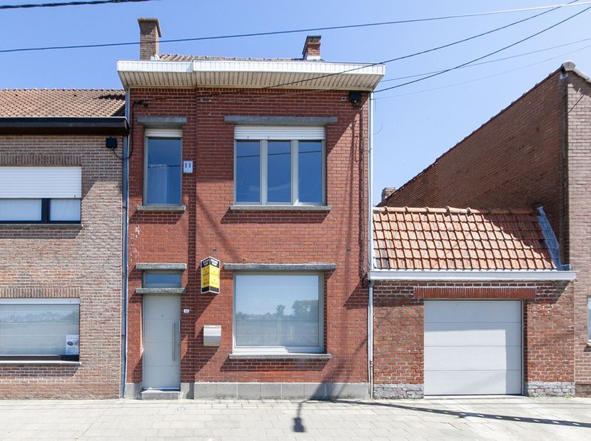 MAISON AVEC GARAGE -<br />
<br />
Bienvenue dans cette maison prête à emménager à Rekkem, bénéficiant d'un emplacement idéal à proximité des axes rout