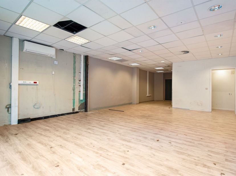 Dans la Heistraat à Sint-Niklaas, cet espace de bureaux intéressant se trouve dans un endroit facilement accessible, à proximité d'importantes voies d