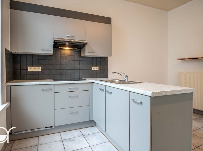Dit gelijkvloers appartement met conformiteitsattest, gelegen in de Karperstraat 150, biedt een ideale combinatie van rust en bereikbaarheid. Gelegen